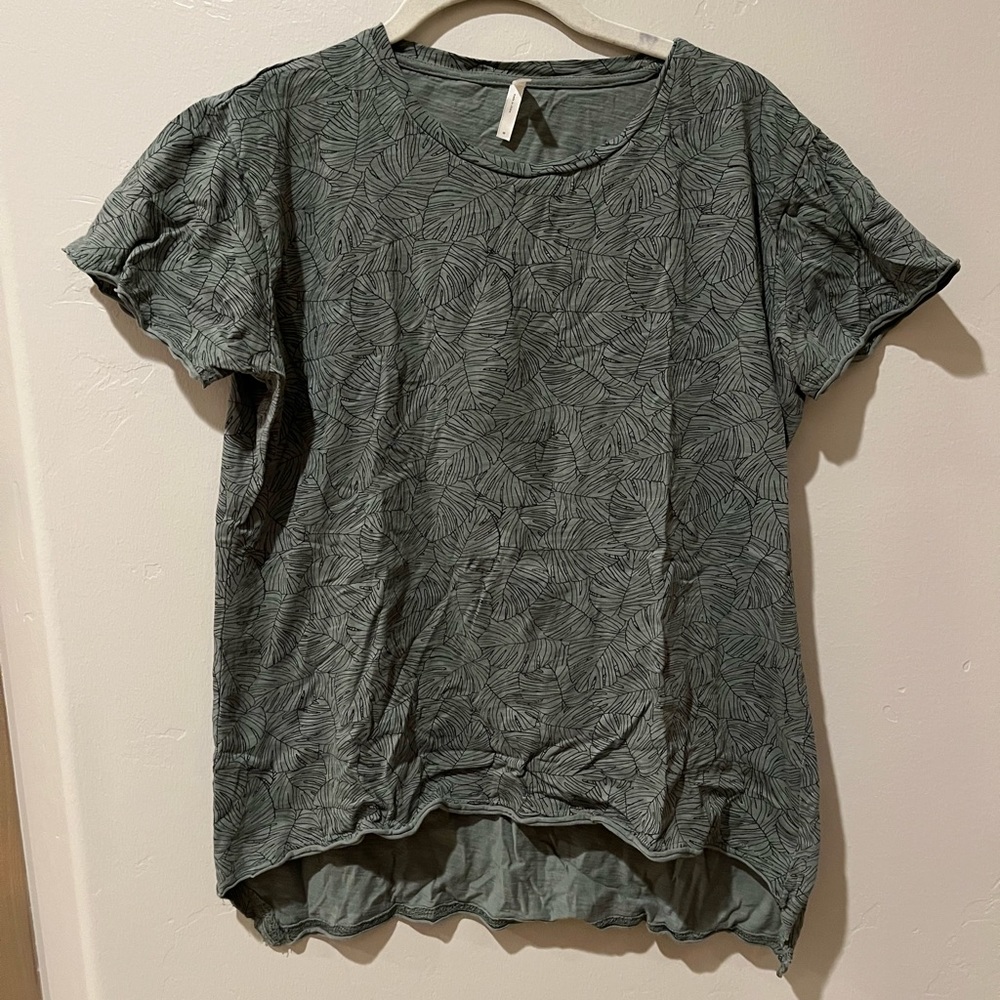 Green palm print tee